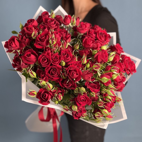 15 красных кустовых роз Рубикон 70 см